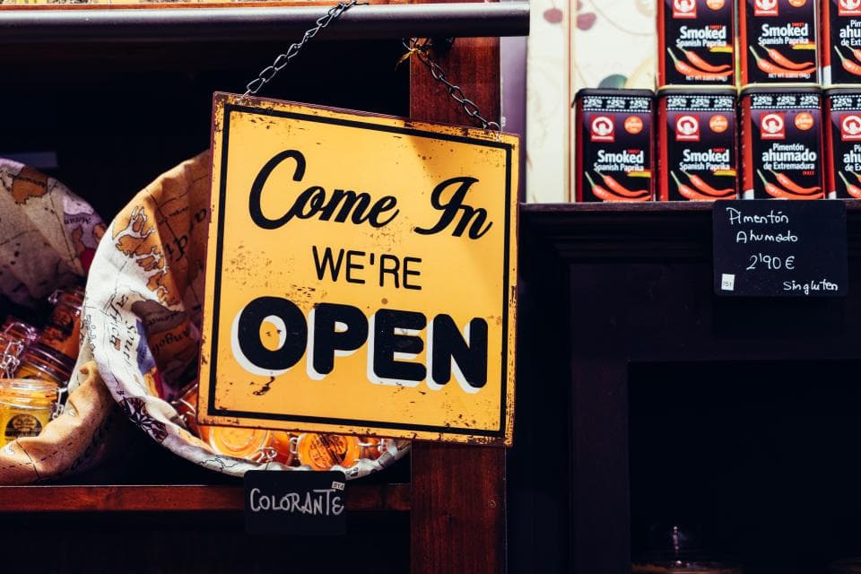 Ladengeschaeft mit Open-Schild